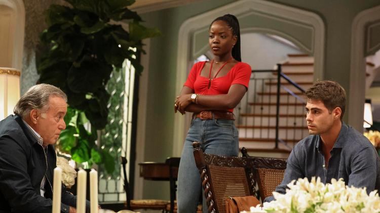 Abel (Tony Ramos) conversa com Leo (Clara Moneke) e Davi (Rafa Vitti) em 'Dona de Mim' Abel (Tony Ramos) conversa com Leo (Clara Moneke) e Davi (Rafa Vitti) em 'Dona de Mim'
