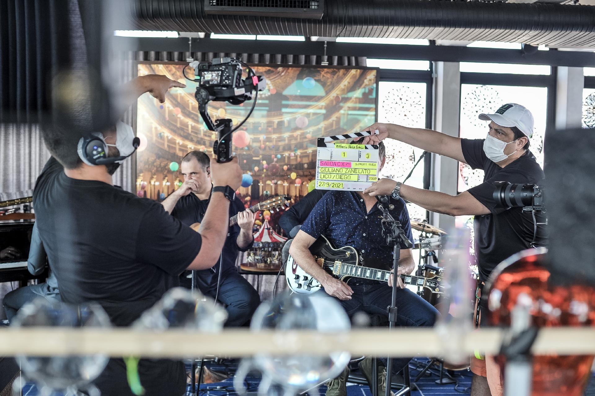 Samuel Rosa nos bastidores do 'Sai da Caixa', de Tiago Abravanel - Reinaldo Canato/UOL