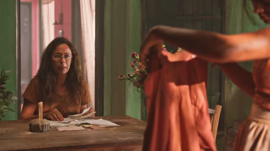Zefa (Andrea Beltrão) fica chocada ao ver pó no vestido em "No Rancho Fundo" - Divulgação/Globo