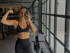 Mel Maia exibe corpo musculoso durante treino na academia