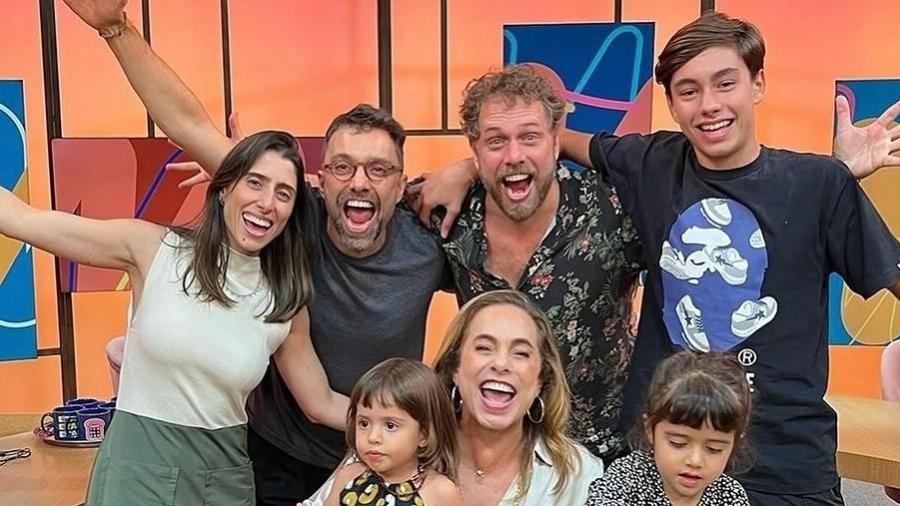 Cissa Guimarães recebeu a visita da família no estúdio do Sem Censura Cissa Guimarães recebeu a visita da família no estúdio do Sem Censura
