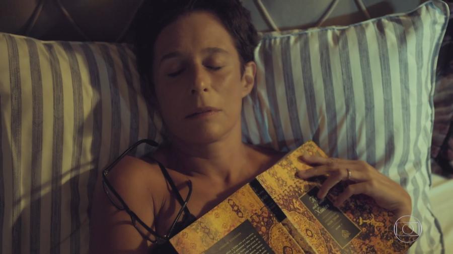 Rebeca (Andrea Beltrão) se masturbou em cena de "Um Lugar ao Sol" - Reprodução/TV Globo