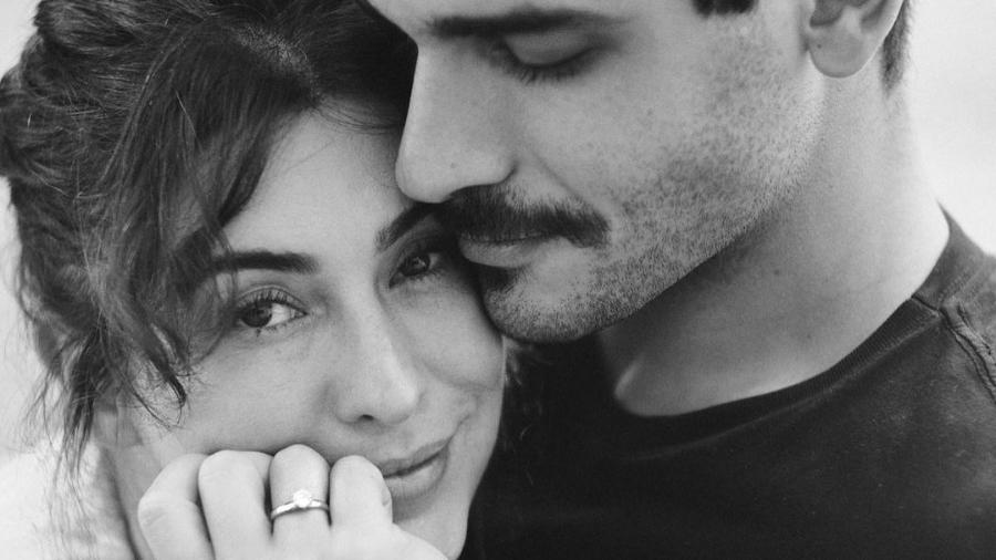 Fernanda Paes Leme posou com anel de noivado ao lado de Victor Sampaio - Reprodução/Instagram