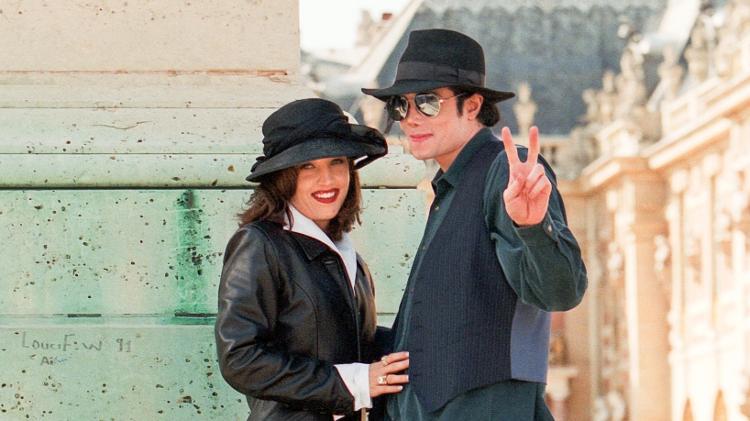 Lisa Marie Presley e Michael Jackson em Paris, em 1994