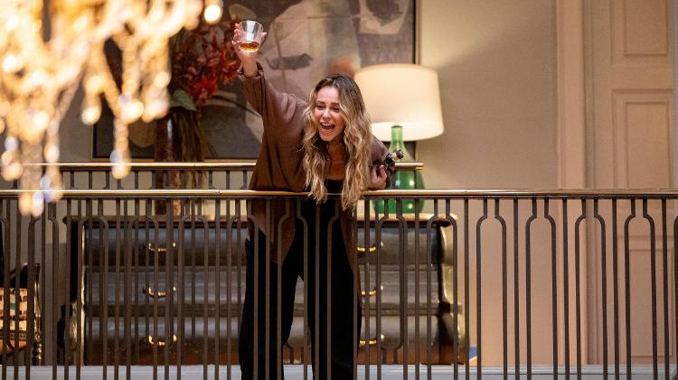 Heleninha (Paolla Oliveira) aparece bêbada e cai da escada em 'Vale Tudo' Heleninha (Paolla Oliveira) aparece bêbada e cai da escada em 'Vale Tudo'