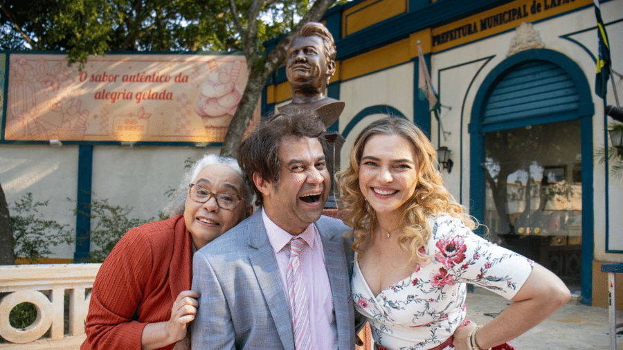 Dona Escolástica (Ana Mangeth), Sabá Bodó (Welder Rodrigues) e Nivalda (Titina Medeiros) em "No Rancho Fundo" - Angélica Goudinho/Globo