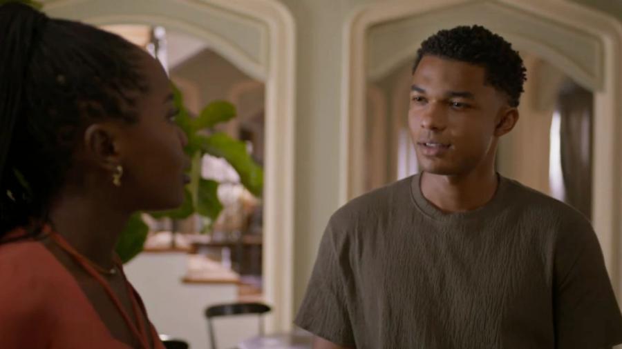 Leo (Clara Moneke) e Samuel (Juan Paiva) em "Dona de Mim" - Reprodução/Globo
