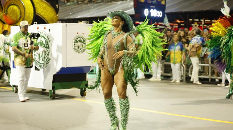 Viviane Araújo é rainha da bateria da Mancha Verde