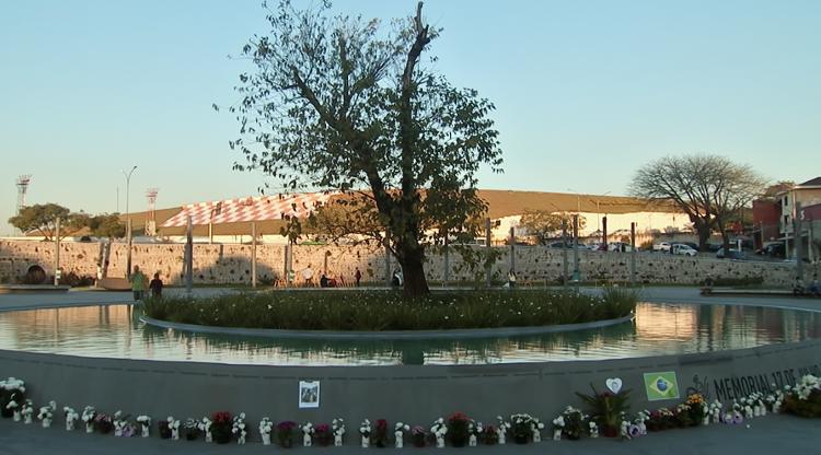 O memorial para as vítimas do acidente aéreo no aeroporto de Congonhas, em São Paulo, é a Praça Memorial 17 de Julho, localizada no local onde ocorreu o acidente com o voo TAM 3054 em 2007 O memorial para as vítimas do acidente aéreo no aeroporto de Congonhas, em São Paulo, é a Praça Memorial 17 de Julho, localizada no local onde ocorreu o acidente com o voo TAM 3054 em 2007