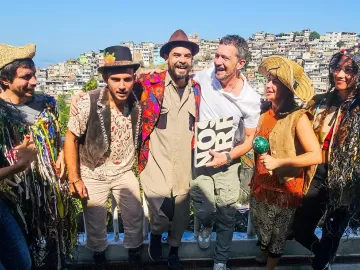 O que Antonio Banderas está fazendo no Brasil? Ator cai no samba com famosos brasileiros