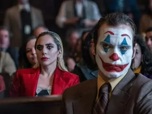 Chato, 'Coringa 2' tenta ser musical e vira 'pesadelo' para Gaga