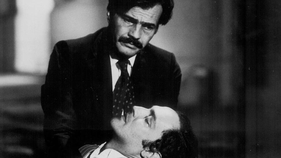 Tarcísio Meira e Ney Latorraca em cena no filme "O Beijo no Asfalto" (1981) - Reprodução