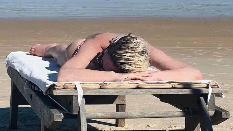 Ana Maria Braga, que está de férias, toma sol na praia. - Reprodução/Instagram
