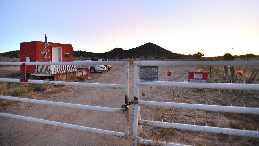 Portões de uma das entradas do Bonanza Creek Ranch, onde o ator Alec Baldwin acidentalmente matou a diretora de fotografia de "Rust", permanece trancado para evitar a entrada da imprensa e de curiosos - Sam Wasson/Getty Images