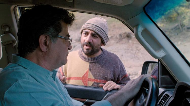 O cineasta Jafar Panahi (ao voltante) estrelou seu próprio filme "Sem Ursos", em 2022 O cineasta Jafar Panahi (ao voltante) estrelou seu próprio filme "Sem Ursos", em 2022
