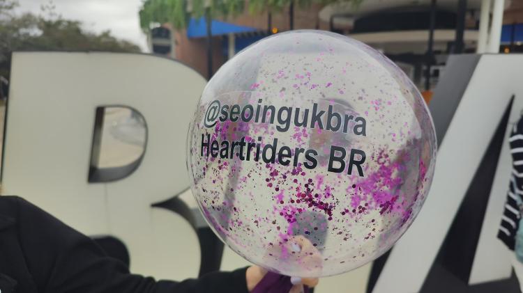 Balões feitos pelas Heartriders BR em homenagem a Seo In-guk 