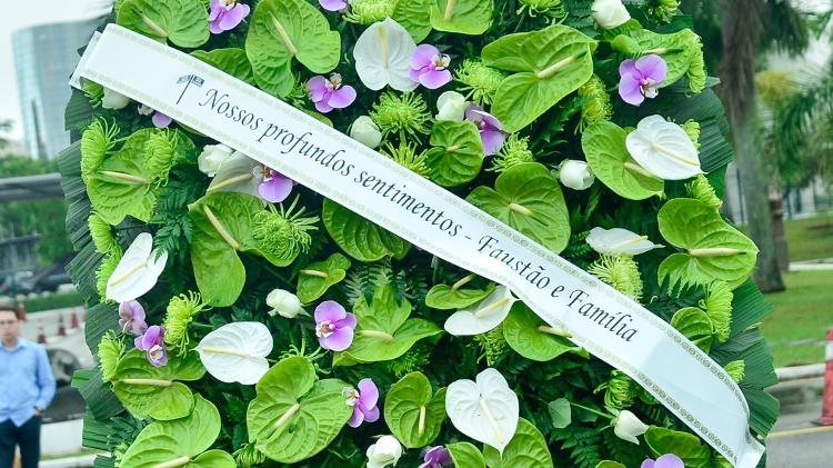 Coroa de flores enviada pela família de Faustão para o velório de Agnaldo Rayol