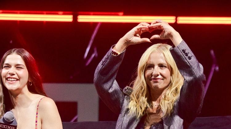 Sarah Michelle Gellar se emociona e chora com fãs brasileiros durante a CCXP 24