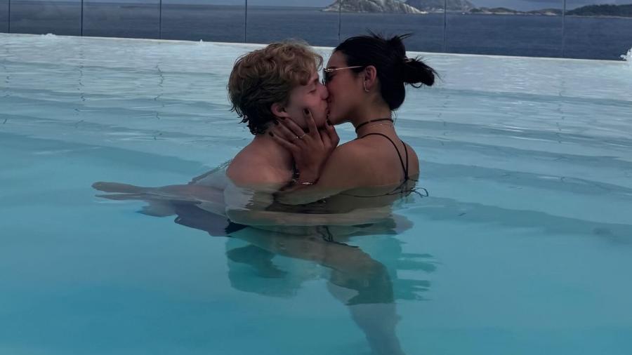 Duda Guerra e Benício Huck curtiram piscina em clima de romance Duda Guerra e Benício Huck curtiram piscina em clima de romance