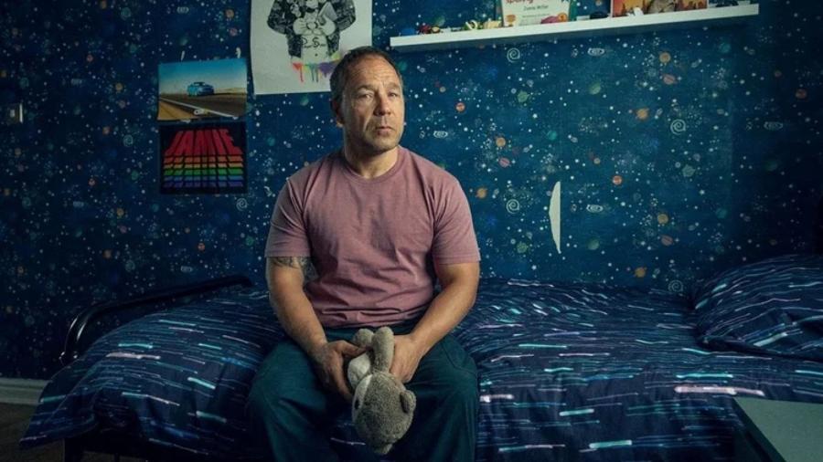 Eddie (Stephen Graham) em 'Adolescência': todo pai está preso nesse quarto Eddie (Stephen Graham) em 'Adolescência': todo pai está preso nesse quarto