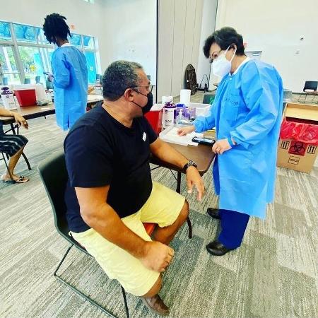 Mauro Machado, pai da cantora Anitta, foi vacinado em Miami - Reprodução / Instagram