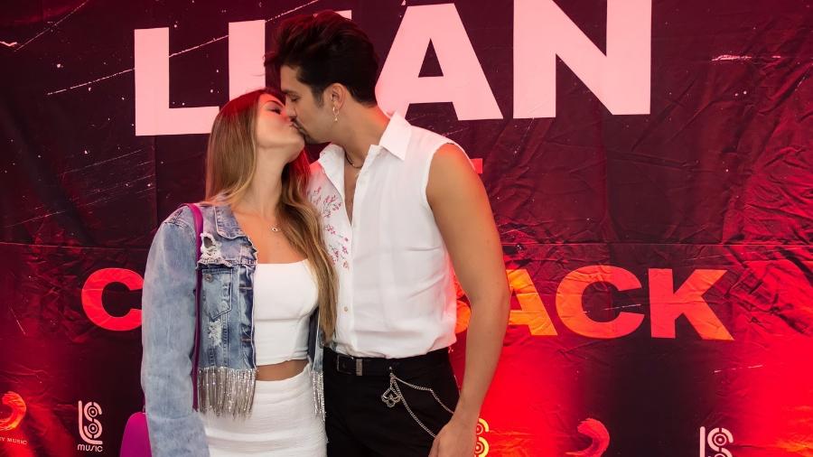 Luan Santana beija a namorada, Izabela Cunha, em bastidores de show - Clayton Felizardo/Brazil News