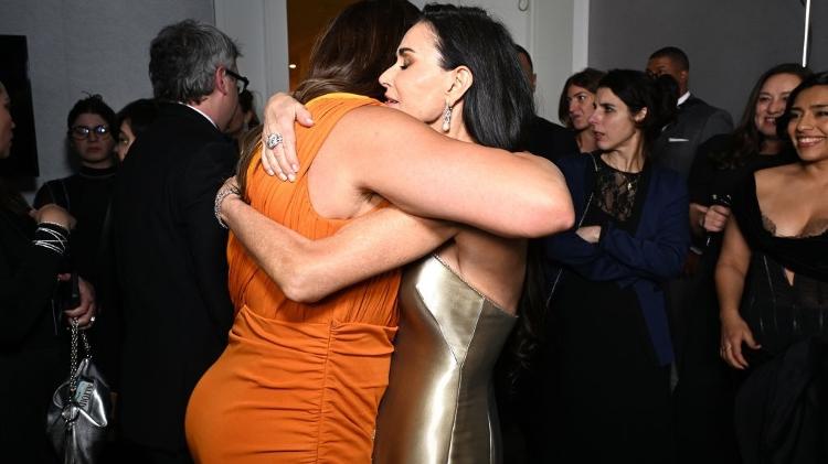 Karla Sofía Gascón, de 'Emilia Pérez', e Demi Moore, de 'A Substância', conversaram e se abraçaram em uma festa após o Globo de Ouro