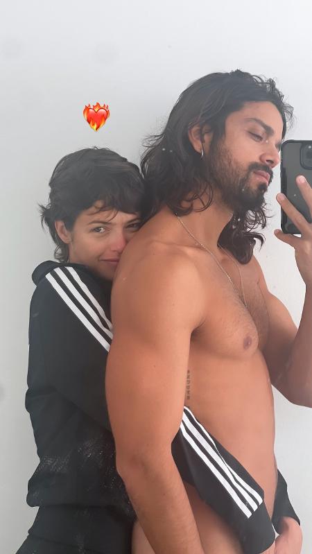 Rodrigo Simas posa completamente pelado em foto com Agatha Moreira Rodrigo Simas posa completamente pelado em foto com Agatha Moreira