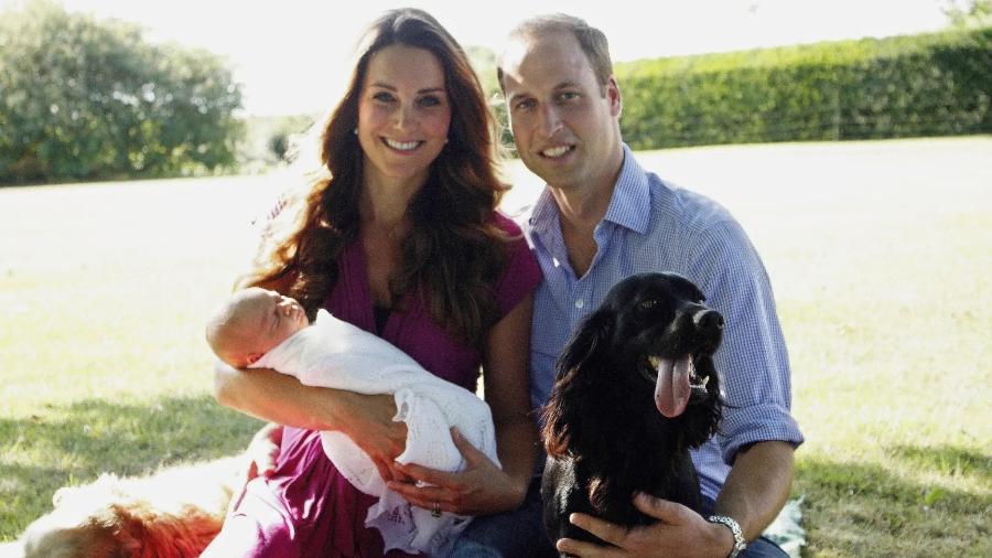 Kate Middleton e príncipe William com príncipe George e Lupo.