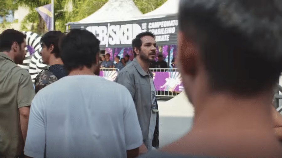 Enéas (Conrado Caputo) durante competição de skate em 'Família É Tudo'