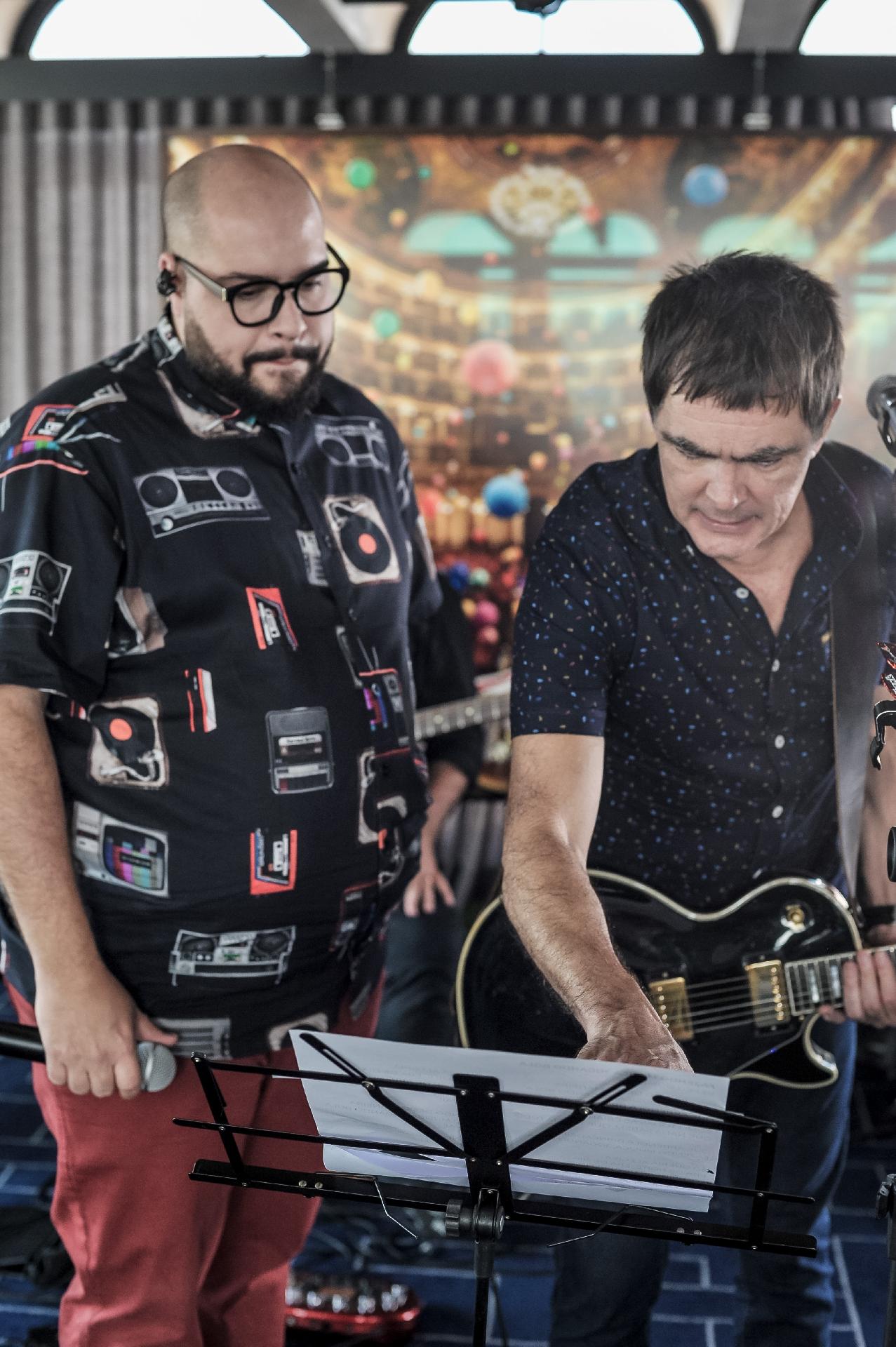 Samuel Rosa e Tiago Abravanel nos bastidores da gravação para o 'Sai da Caixa' - Reinaldo Canato/UOL