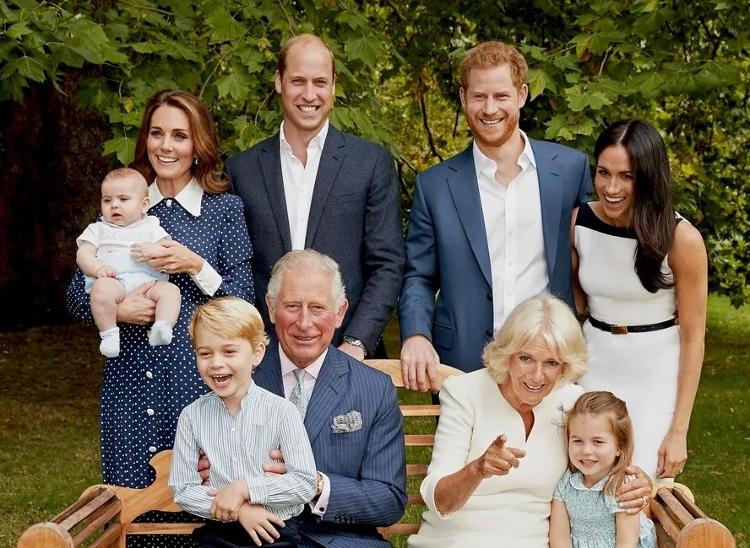 Catherine (Kate Middleton), Príncipe Louis, Príncipe William, Príncipe Harry, Meghan (Meghan Markle), Príncipe George, Rei Charles III, Rainha Camilla, Princesa Charlotte Catherine (Kate Middleton), Príncipe Louis, Príncipe William, Príncipe Harry, Meghan (Meghan Markle), Príncipe George, Rei Charles III, Rainha Camilla, Princesa Charlotte