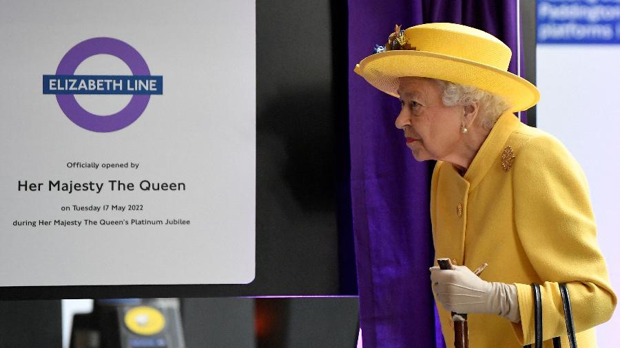 Rainha britânica Elizabeth mostra placa de linha ferroviária que leva seu nome em Londres - REUTERS/Toby Melville