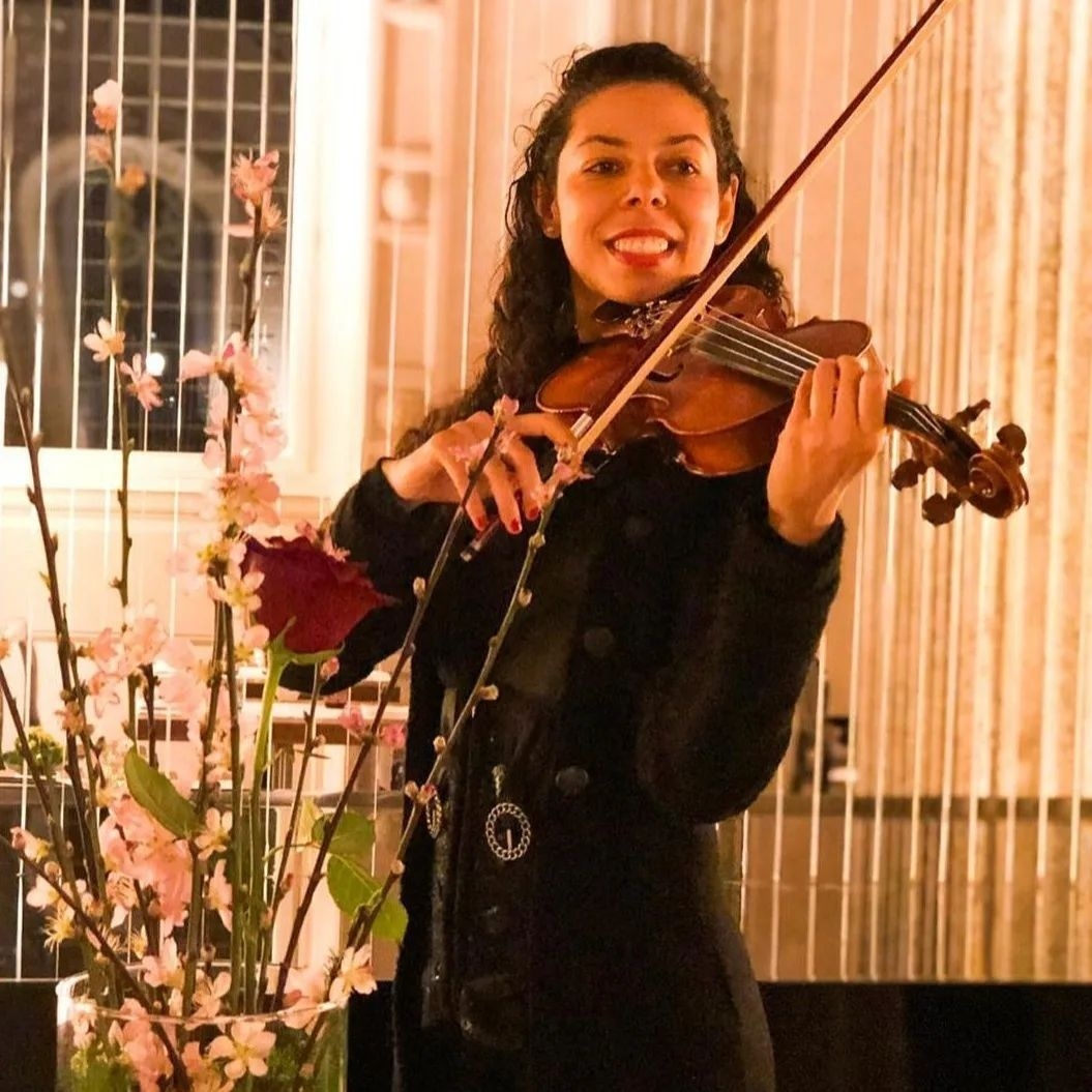 Aniversário do Papa Francisco tem apresentação de violinista brasileira