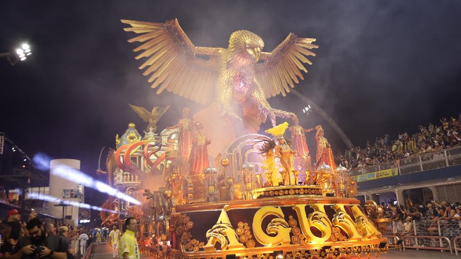 Desfile da Águia de Ouro na primeira noite de carnaval no sambódromo do Anhembi