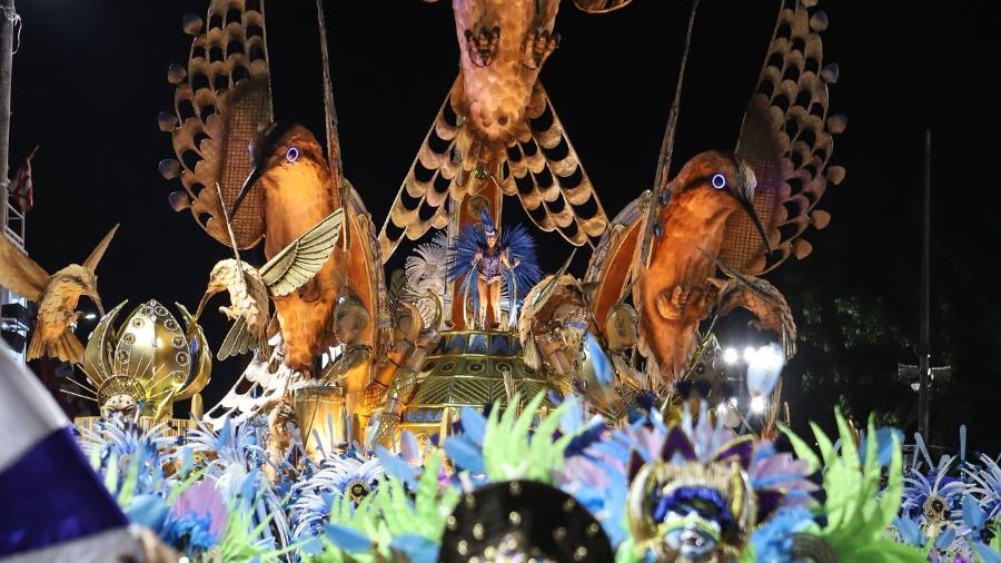 Desfile da Beija Flor na primeira noite de carnaval no sambódromo da Marquês de Sapucaí