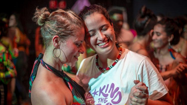 Ana Coutinho (à direita), fundadora do Forró Não-Mono, dança no evento