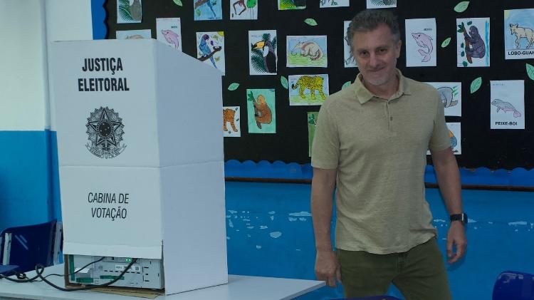 Luciano Huck vota nas eleições municipais do Rio de Janeiro