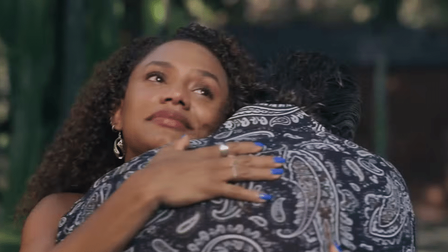 Madá (Jéssica Ellen) e Osmar (Milhem Cortaz) se abraçam em "Volta por Cima" - Divulgação/Globo