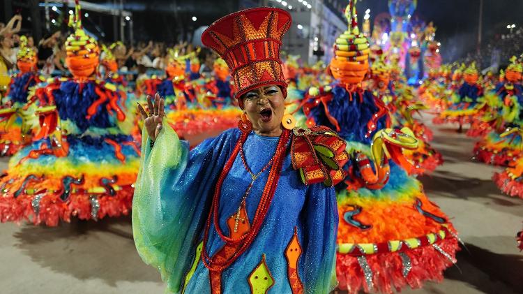 Desfile da Viradouro na segunda noite de carnaval no sambódromo da Marquês de Sapucaí