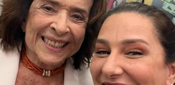 Renata Castro Barbosa recebe Betty Faria após a sessão da peça O Bem Amado