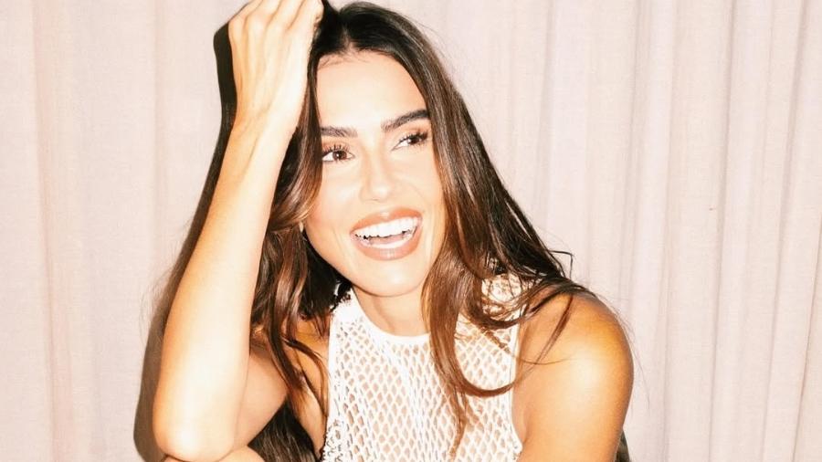 Deborah Secco chamou a atenção ao posar de biquíni no fim de semana Deborah Secco chamou a atenção ao posar de biquíni no fim de semana