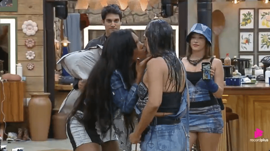 A Fazenda 2025: Carol joga água e dá selinho em Yoná A Fazenda 2025: Carol joga água e dá selinho em Yoná