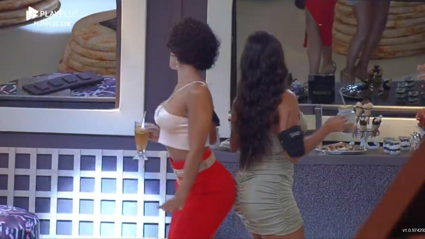 A Fazenda 2021: Aline Mineiro e Marina Ferrari na festa - Reprodução/Playplus