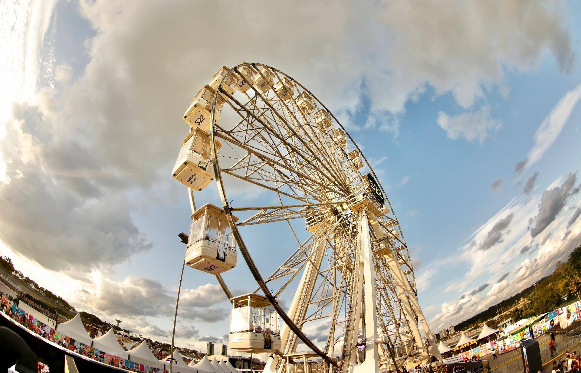 O Lollapalooza Brasil conta com atrações durante o evento, como uma roda gigante - Mariana Pekin/ UOL