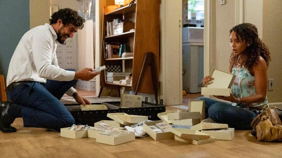 Raquel (Taís Araujo) e Ivan (Renato Góes) encontram uma mala cheia de dólares Raquel (Taís Araujo) e Ivan (Renato Góes) encontram uma mala cheia de dólares