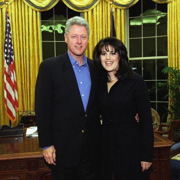 Bill Clinton e Monica Lewinsky fotografados no Salão Oval, em fevereiro de 1997