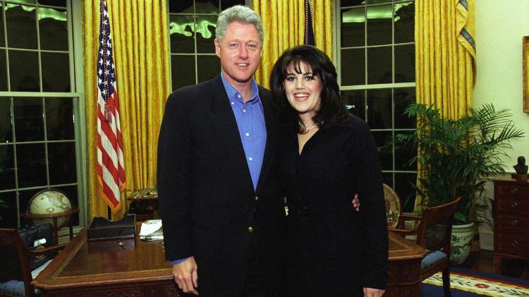 Bill Clinton e Monica Lewinsky fotografados no Salão Oval, em fevereiro de 1997