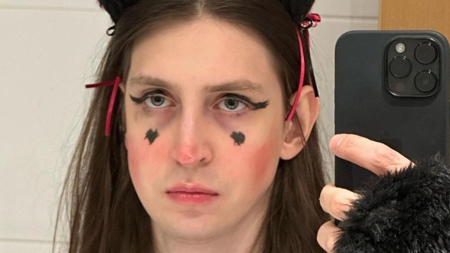 Felca passa maquiagem e usa orelhas de gatinho para as lives NPC
