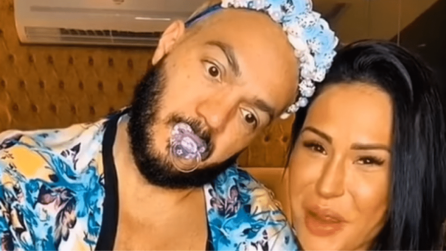 Gracyanne Barbosa revive momento inusitado com Belo 'reborn' Gracyanne Barbosa revive momento inusitado com Belo 'reborn'